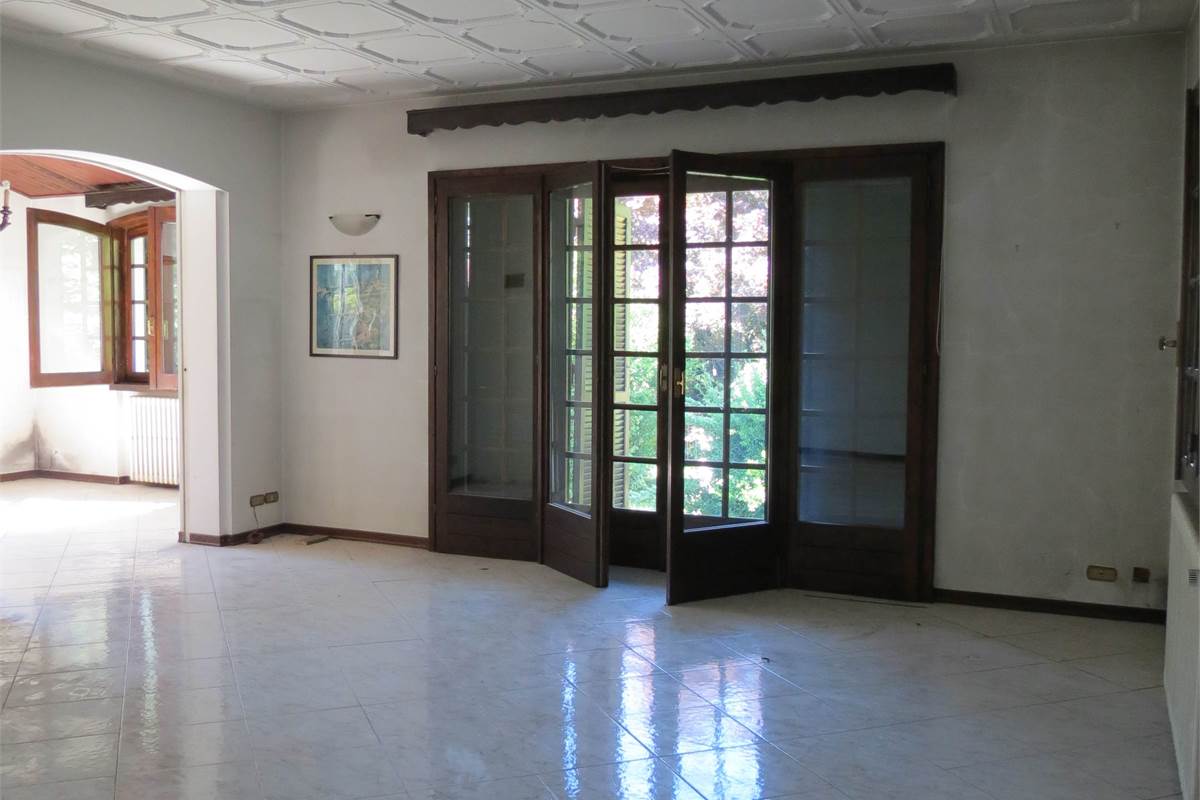 Elegante villa bifamiliare con ampio giardino privato a Cunardo
