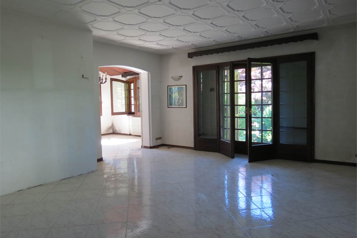 Elegante villa bifamiliare con ampio giardino privato a Cunardo
