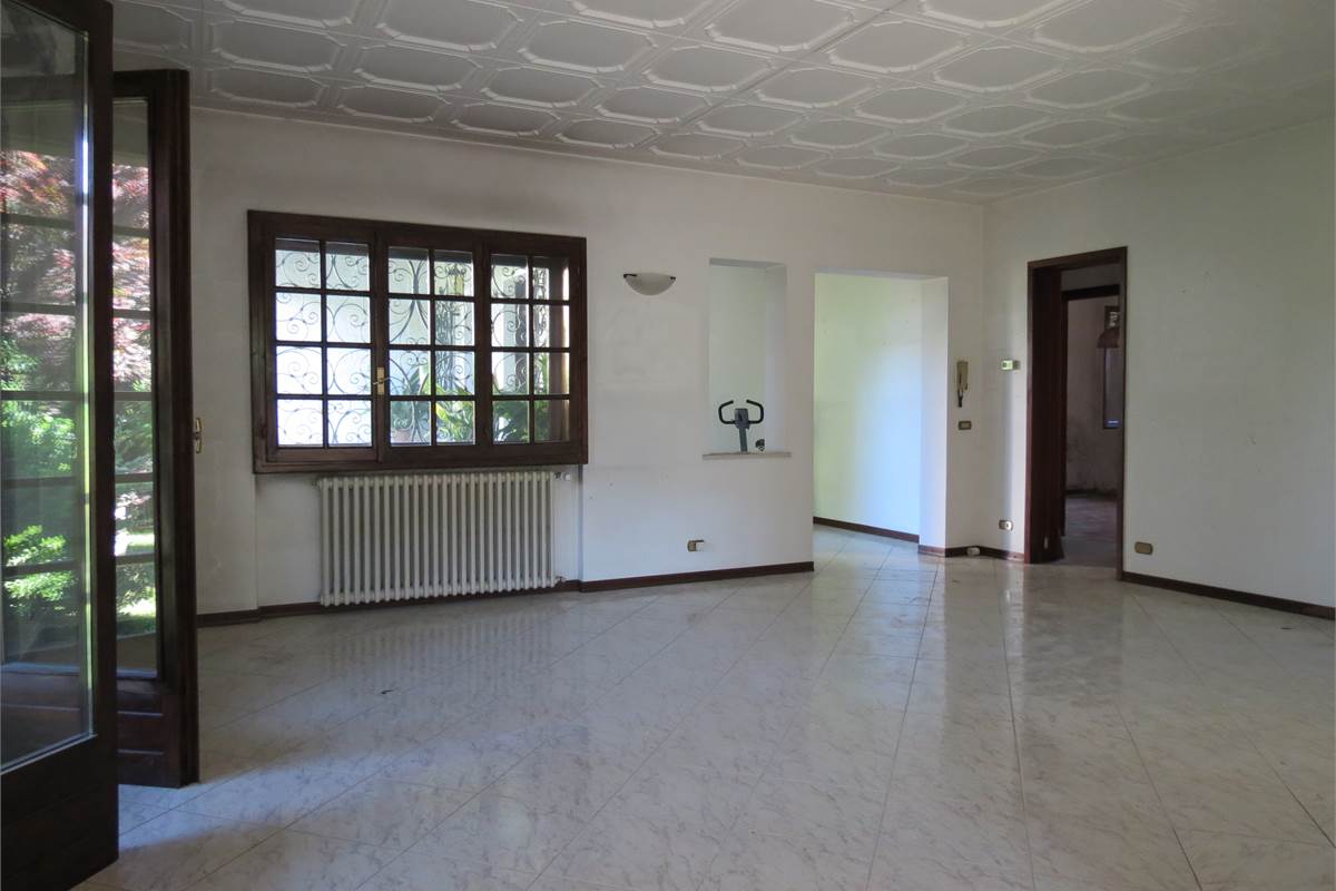 Elegante villa bifamiliare con ampio giardino privato a Cunardo