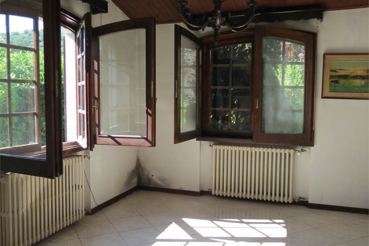 Elegante villa bifamiliare con ampio giardino privato a Cunardo