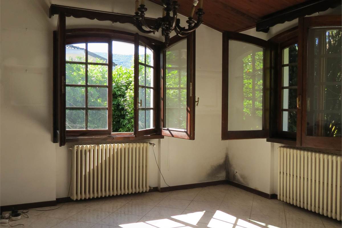 Elegante villa bifamiliare con ampio giardino privato a Cunardo