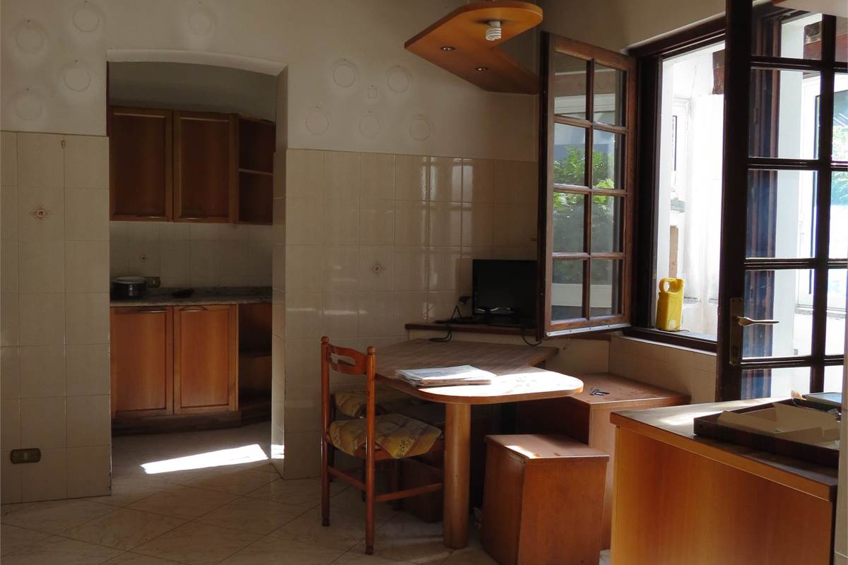 Elegante villa bifamiliare con ampio giardino privato a Cunardo