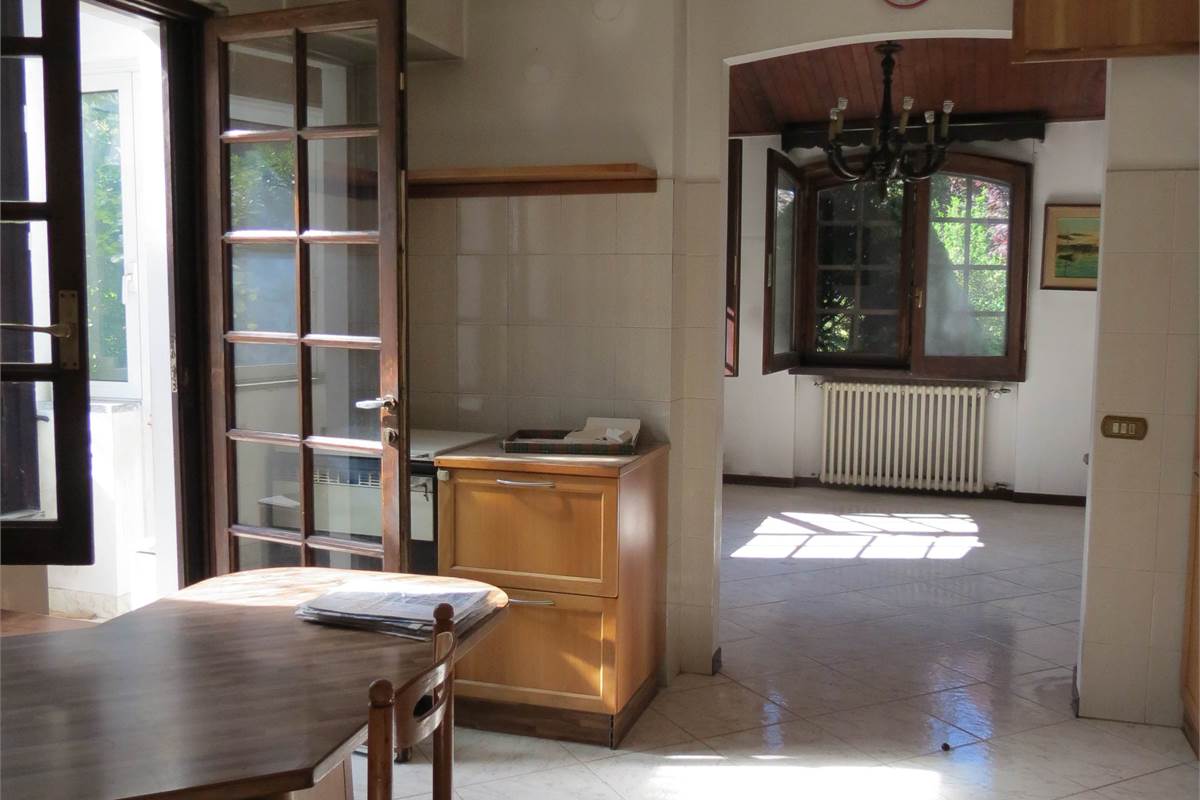 Elegante villa bifamiliare con ampio giardino privato a Cunardo