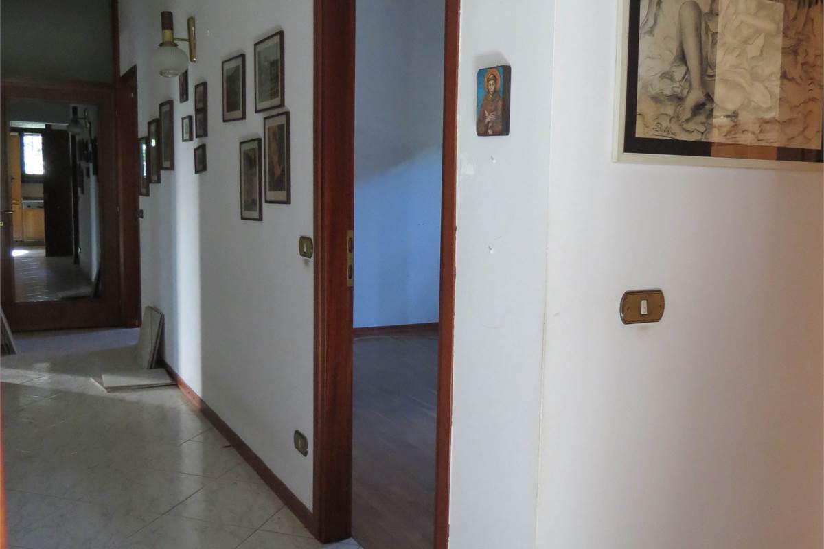 Elegante villa bifamiliare con ampio giardino privato a Cunardo