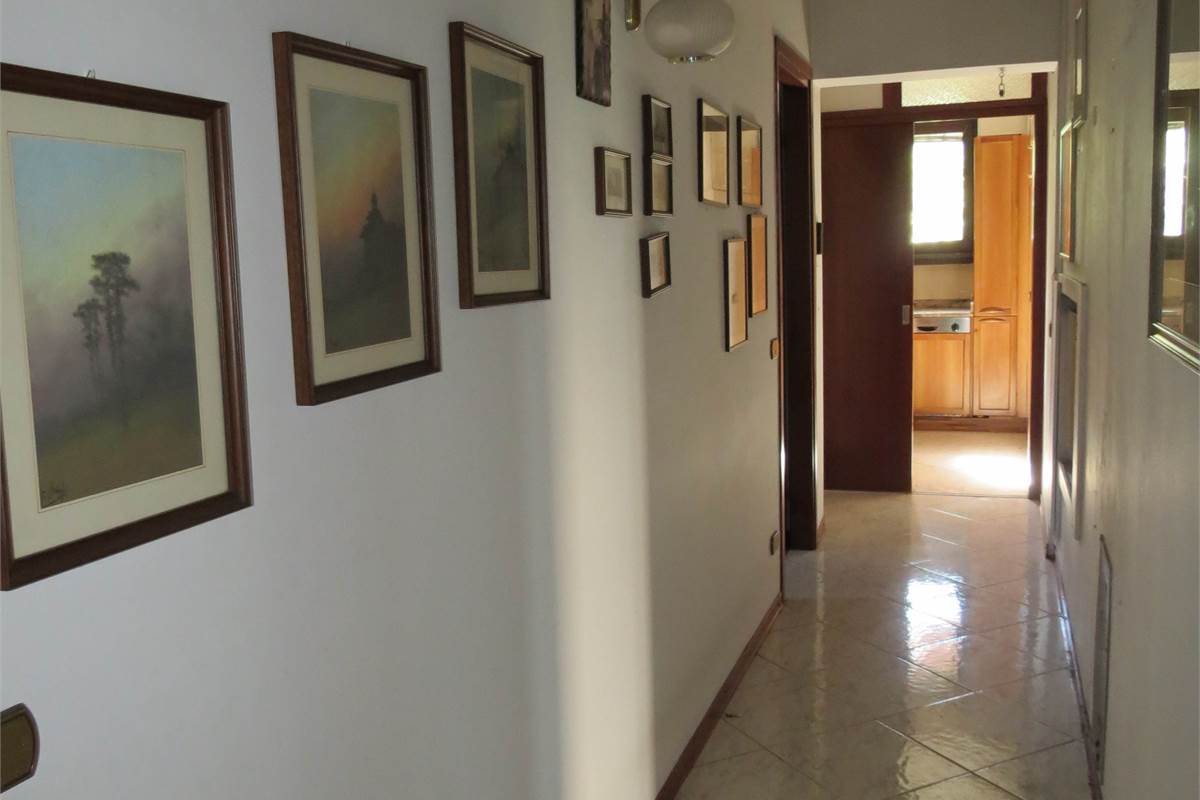 Elegante villa bifamiliare con ampio giardino privato a Cunardo
