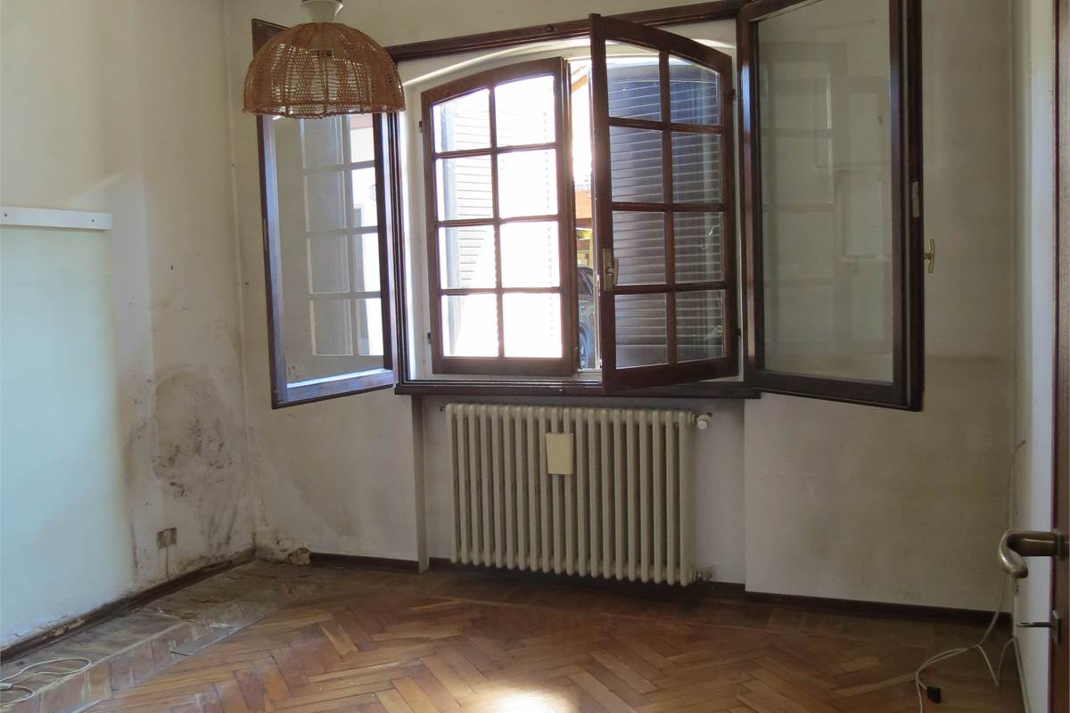 Elegante villa bifamiliare con ampio giardino privato a Cunardo