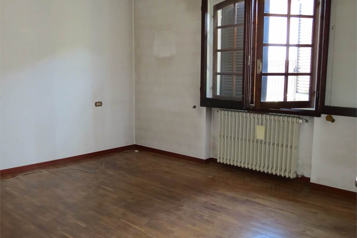 Elegante villa bifamiliare con ampio giardino privato a Cunardo