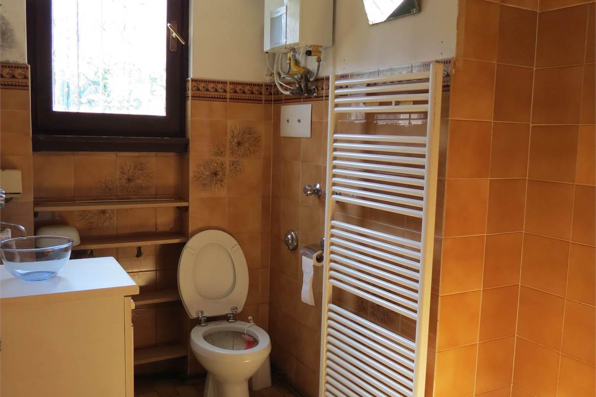 Elegante villa bifamiliare con ampio giardino privato a Cunardo