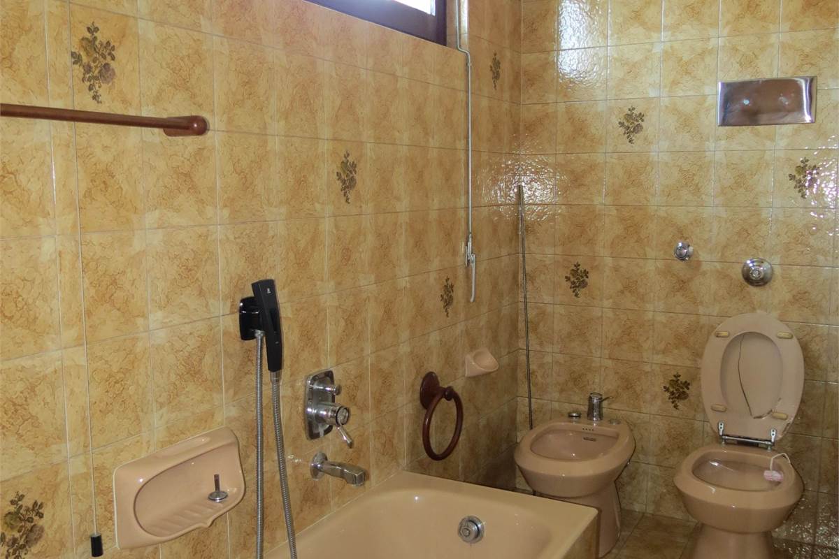 Elegante villa bifamiliare con ampio giardino privato a Cunardo
