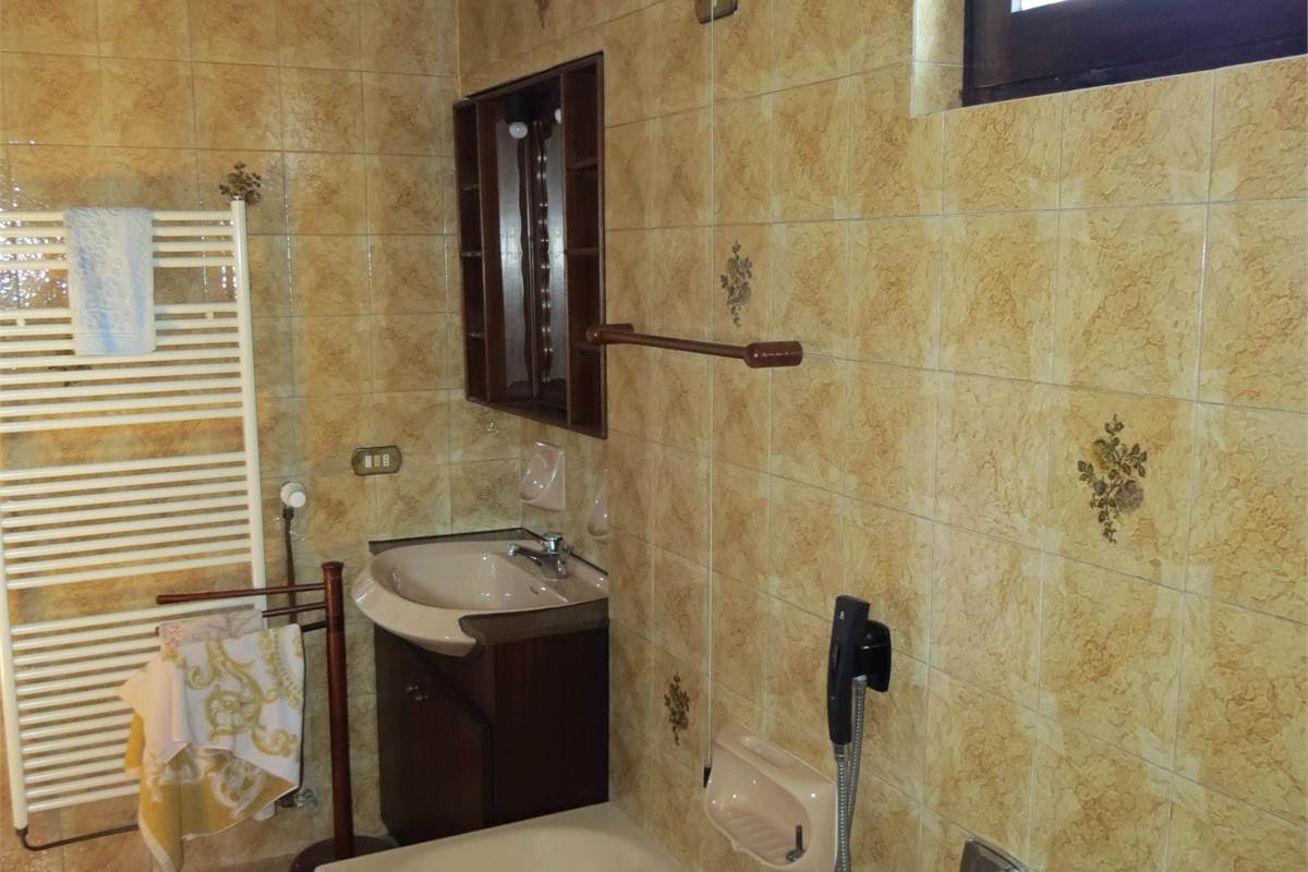 Elegante villa bifamiliare con ampio giardino privato a Cunardo