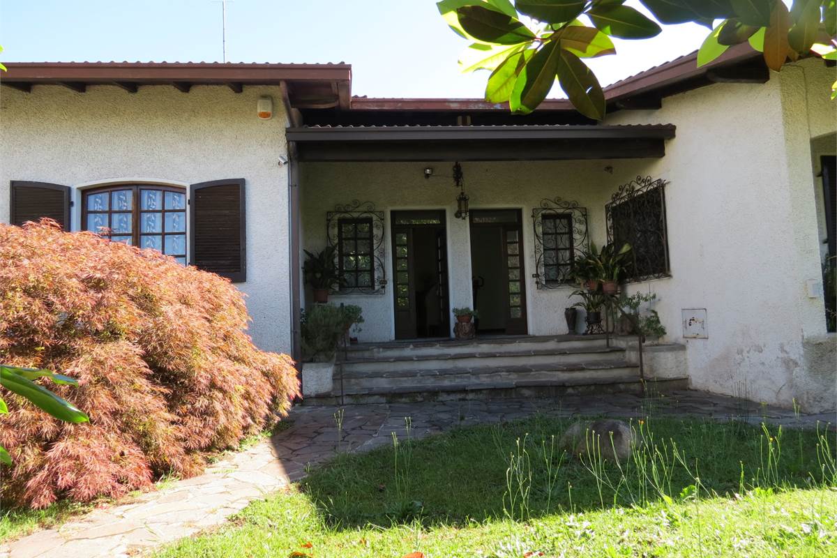 Elegante villa bifamiliare con ampio giardino privato a Cunardo