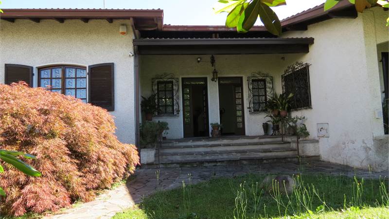 Elegante villa bifamiliare con ampio giardino privato a Cunardo