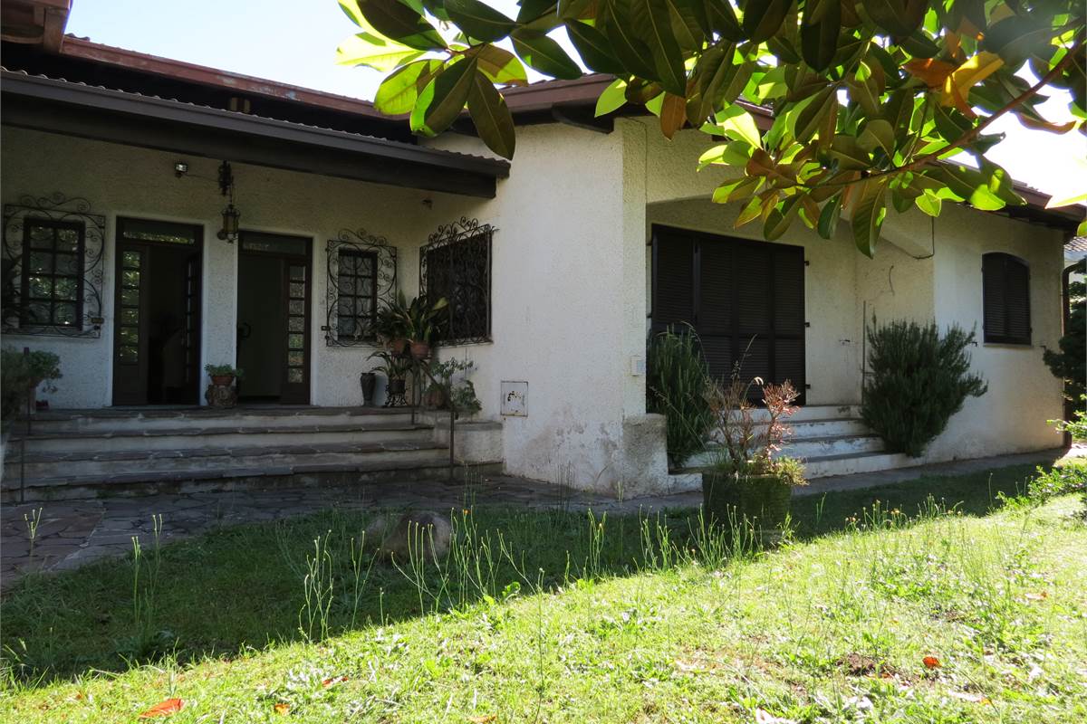 Elegante villa bifamiliare con ampio giardino privato a Cunardo