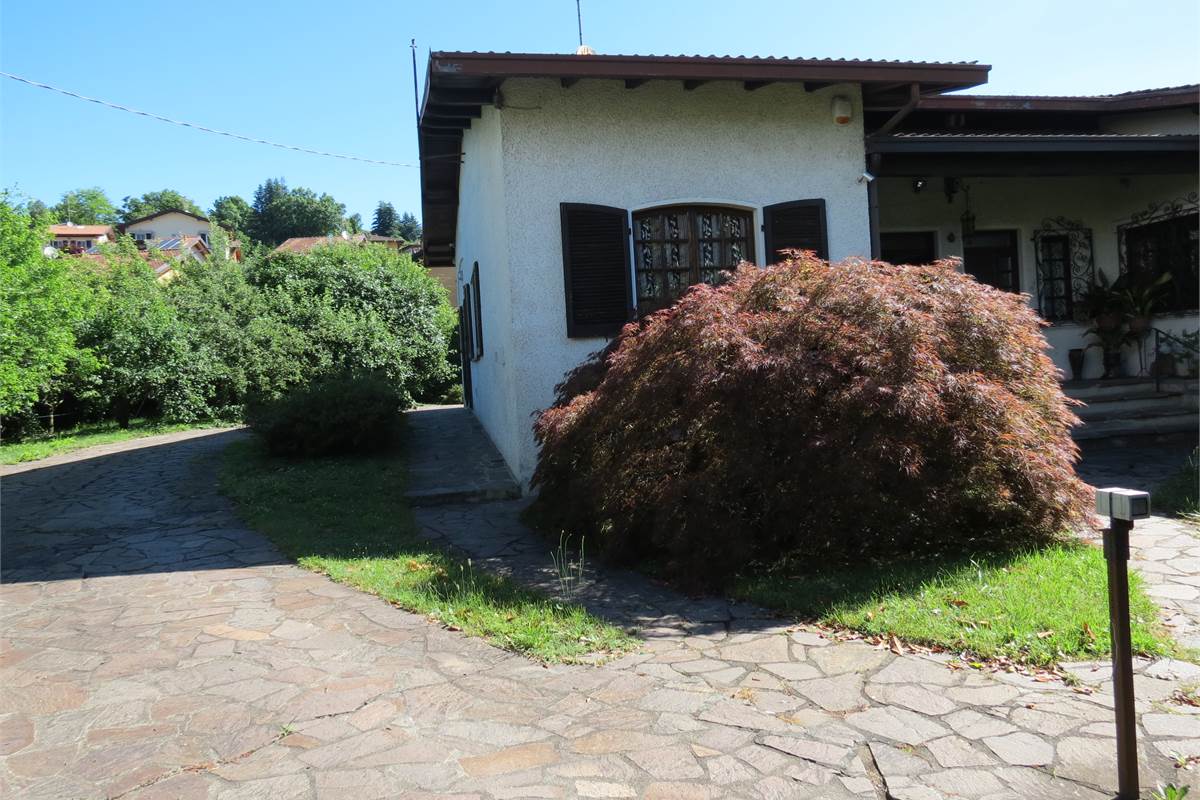 Elegante villa bifamiliare con ampio giardino privato a Cunardo