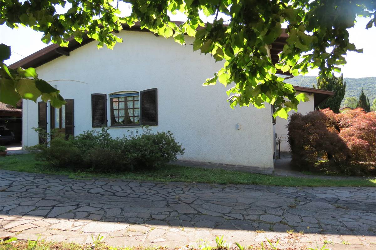 Elegante villa bifamiliare con ampio giardino privato a Cunardo