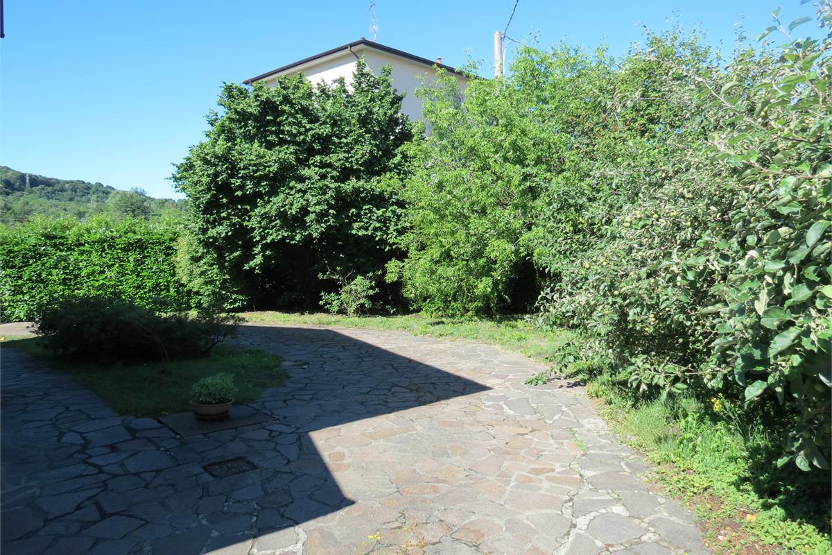 Elegante villa bifamiliare con ampio giardino privato a Cunardo