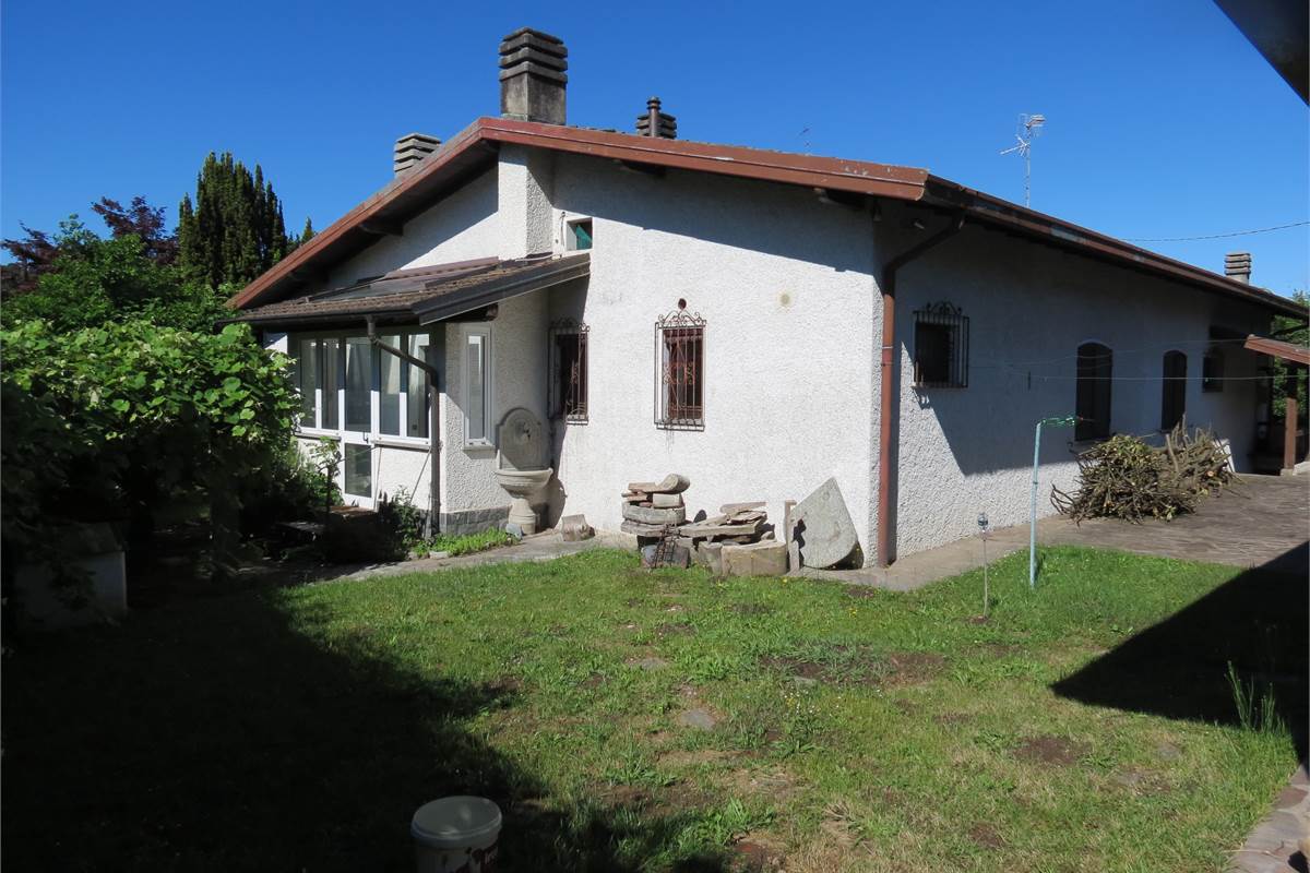 Elegante villa bifamiliare con ampio giardino privato a Cunardo