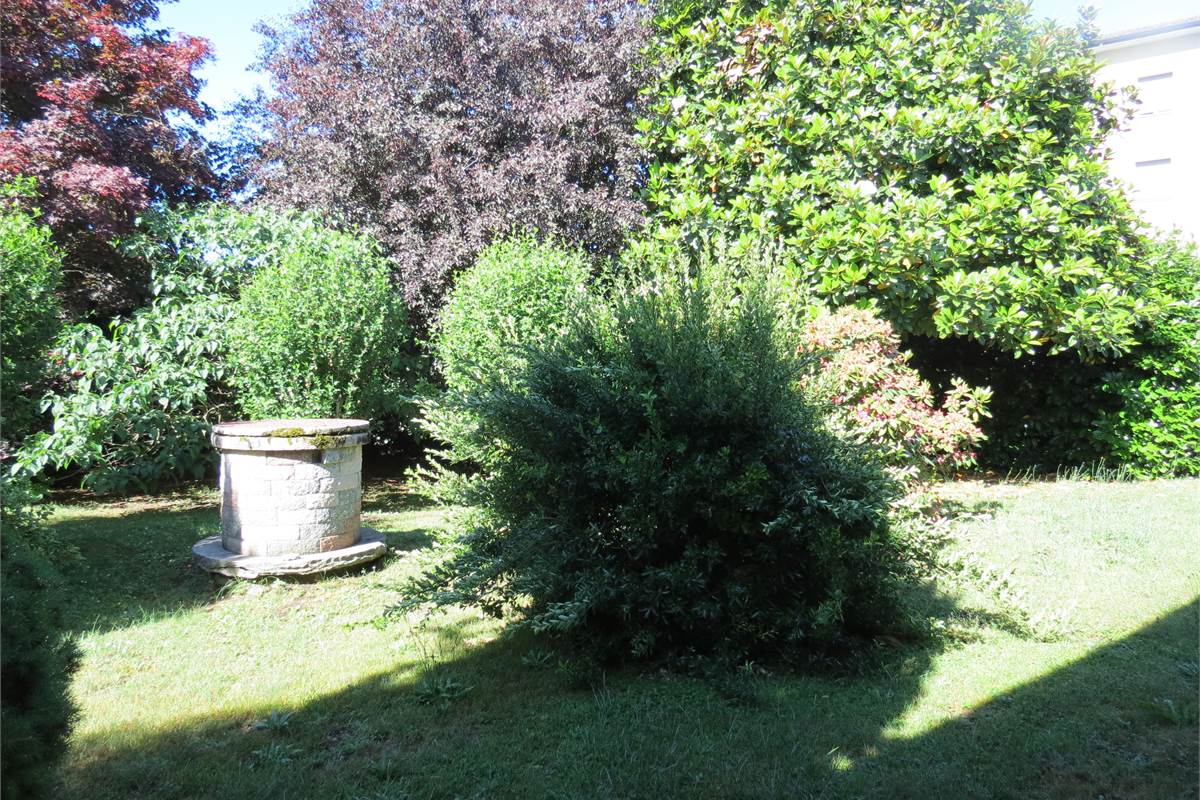 Elegante villa bifamiliare con ampio giardino privato a Cunardo