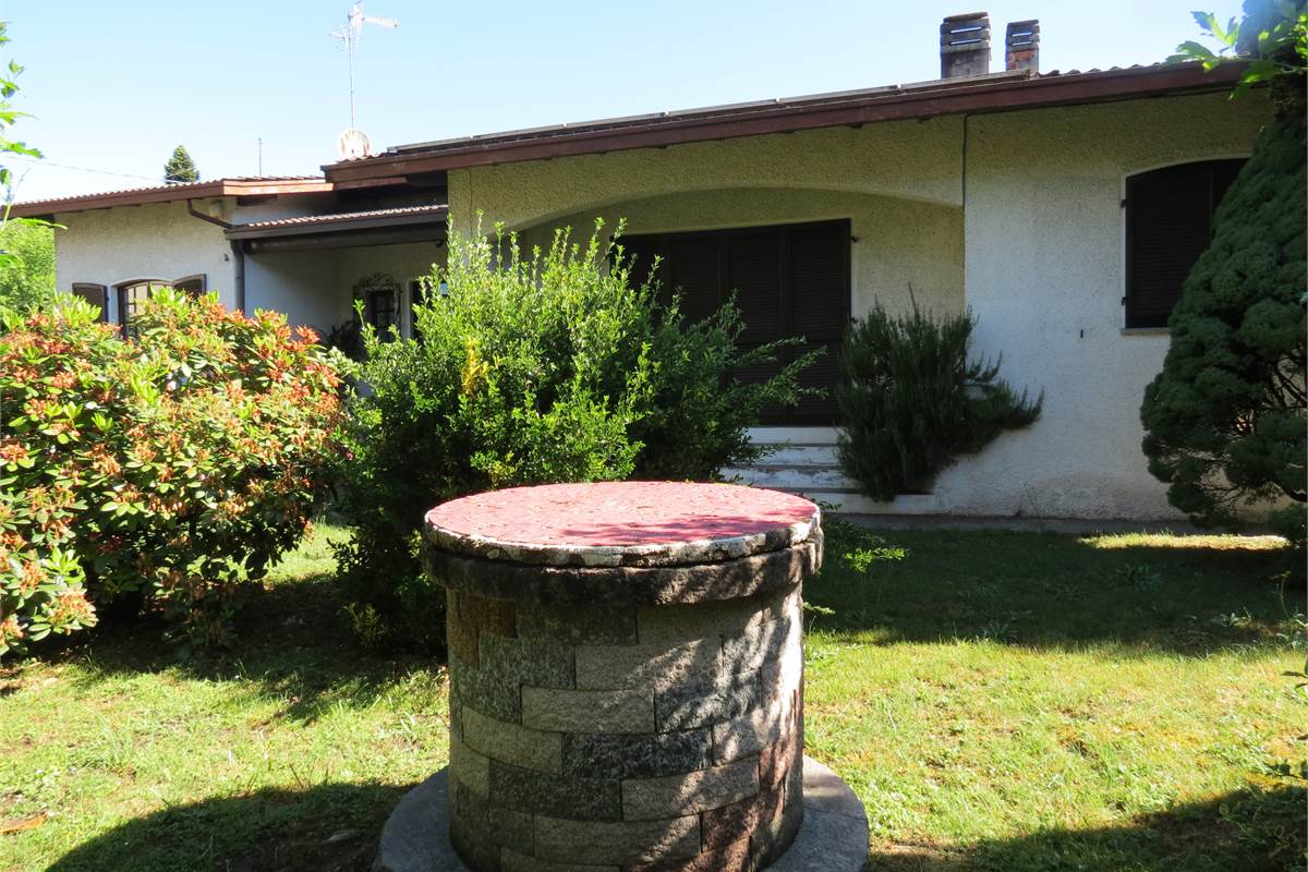 Elegante villa bifamiliare con ampio giardino privato a Cunardo