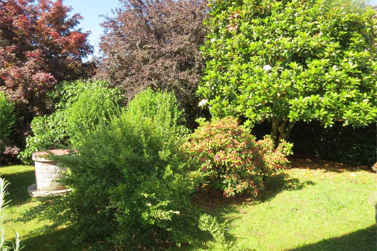 Elegante villa bifamiliare con ampio giardino privato a Cunardo
