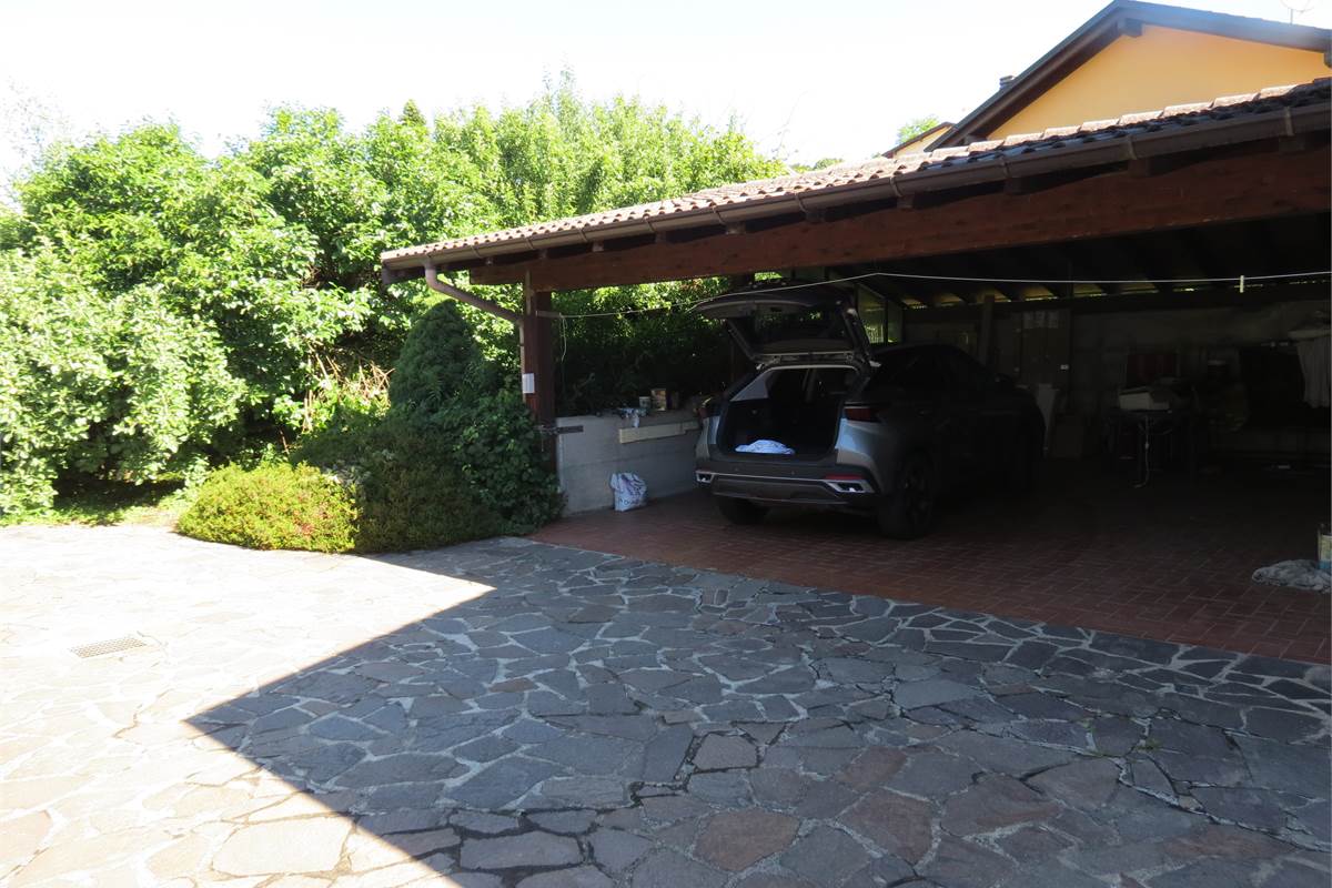 Elegante villa bifamiliare con ampio giardino privato a Cunardo