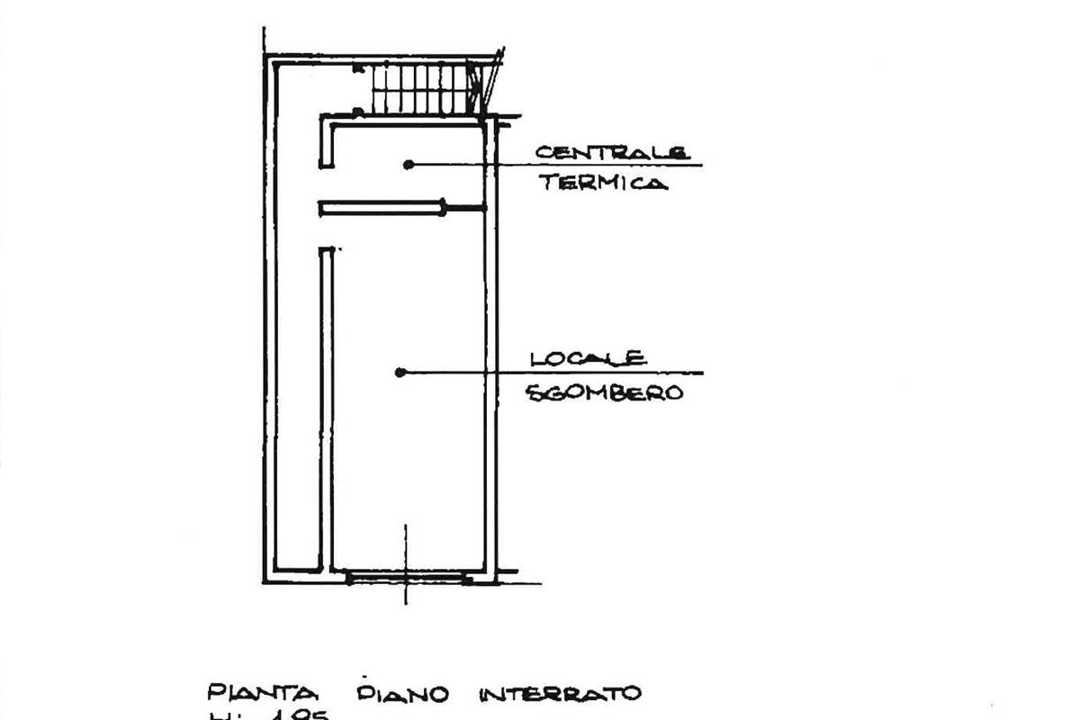 Elegante villa bifamiliare con ampio giardino privato a Cunardo