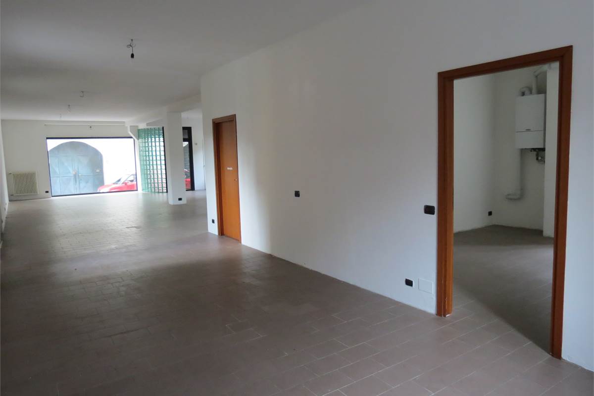 Ottimo negozio/ufficio con ampio open-space
