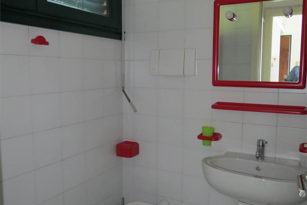 Ampio monolocale con balcone e posto auto - Como