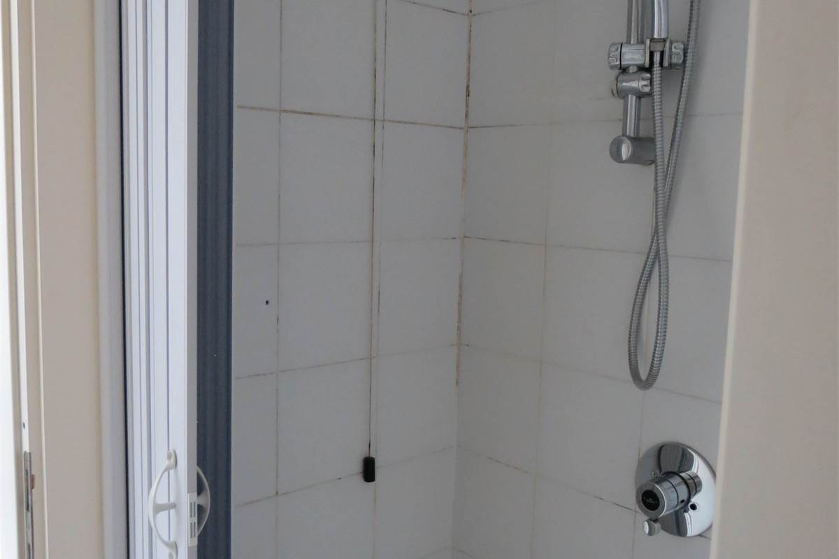 Ampio monolocale con balcone e posto auto - Como