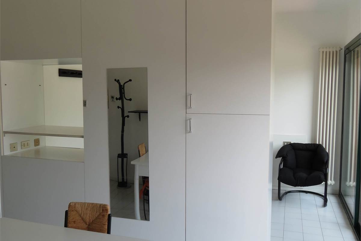 Ampio monolocale con balcone e posto auto - Como