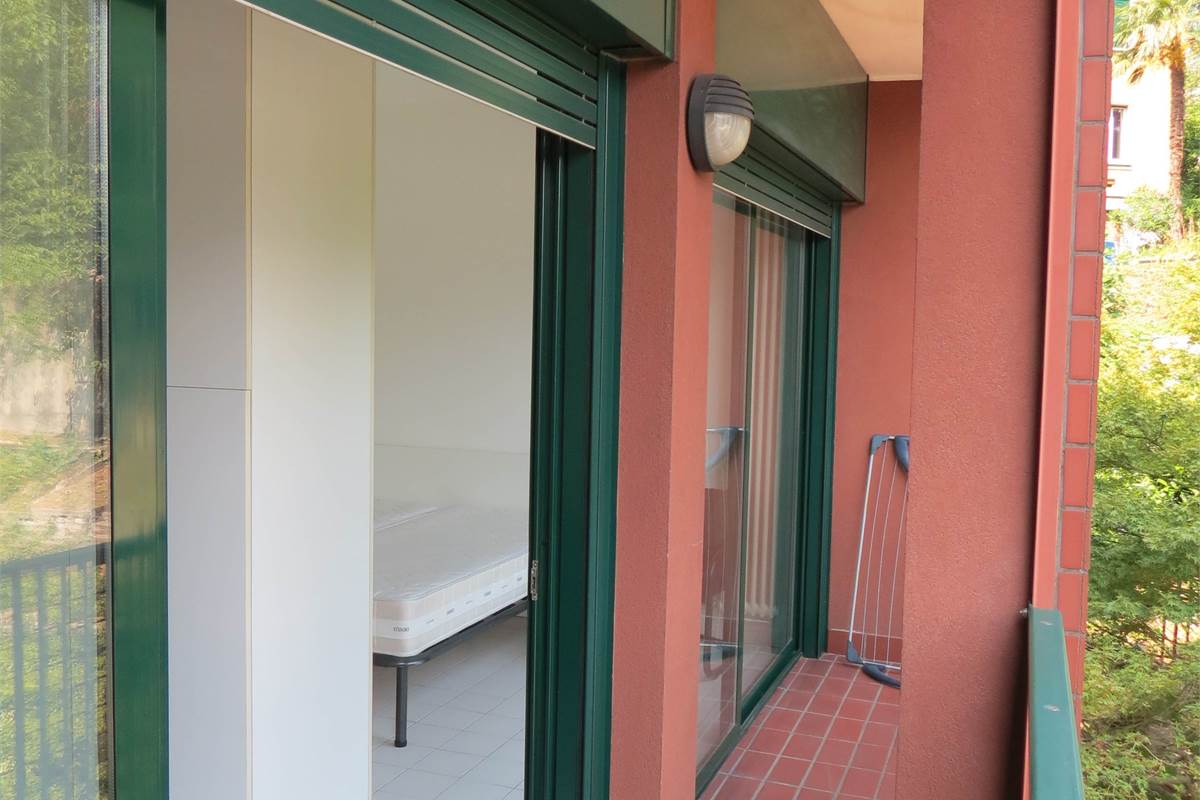 Ampio monolocale con balcone e posto auto - Como
