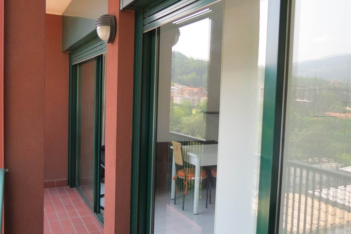 Ampio monolocale con balcone e posto auto - Como
