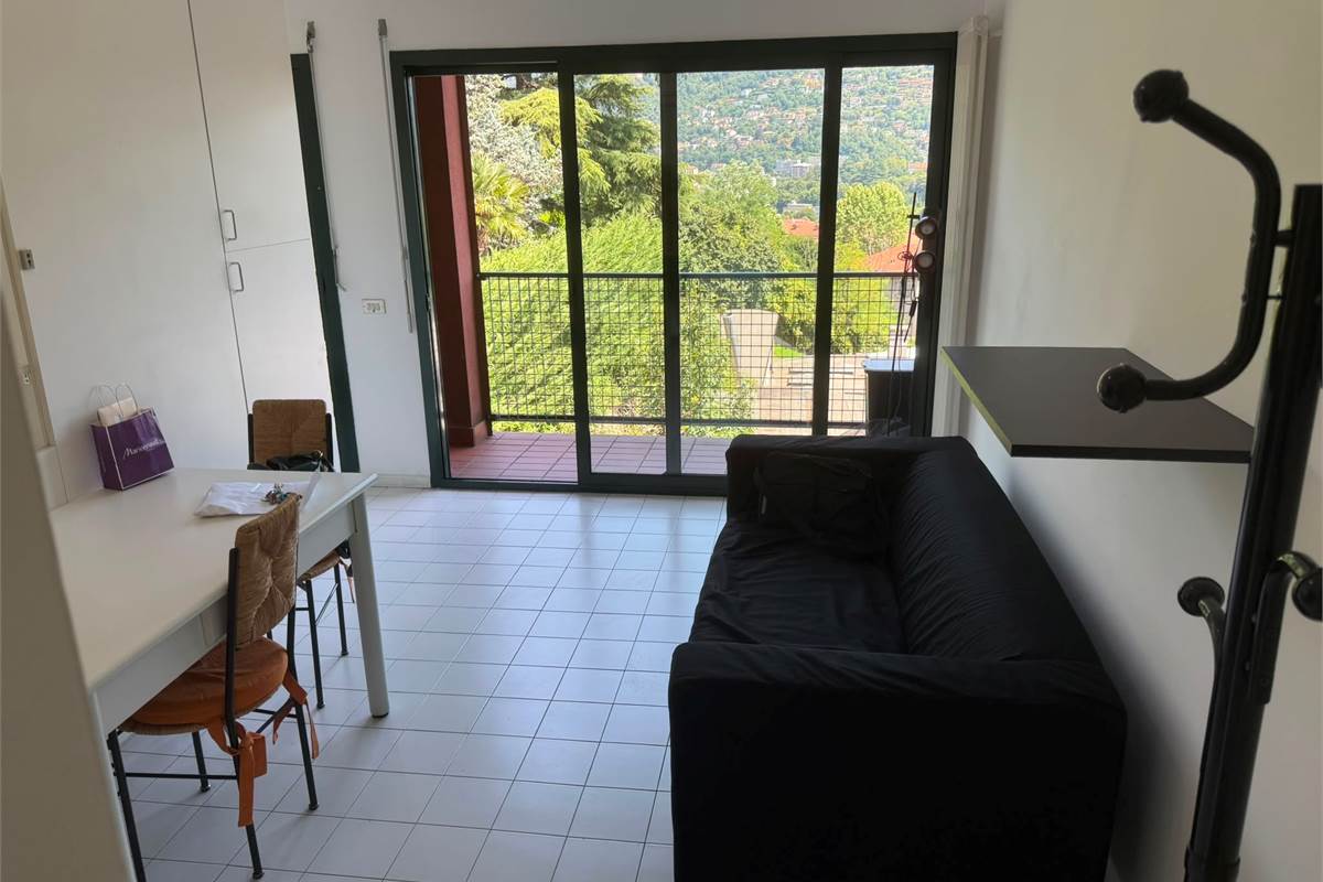 Ampio monolocale con balcone e posto auto - Como