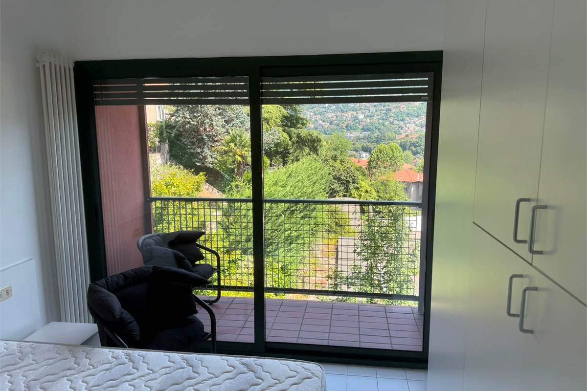 Ampio monolocale con balcone e posto auto - Como