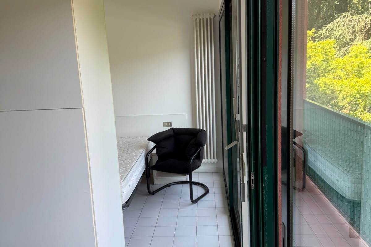 Ampio monolocale con balcone e posto auto - Como
