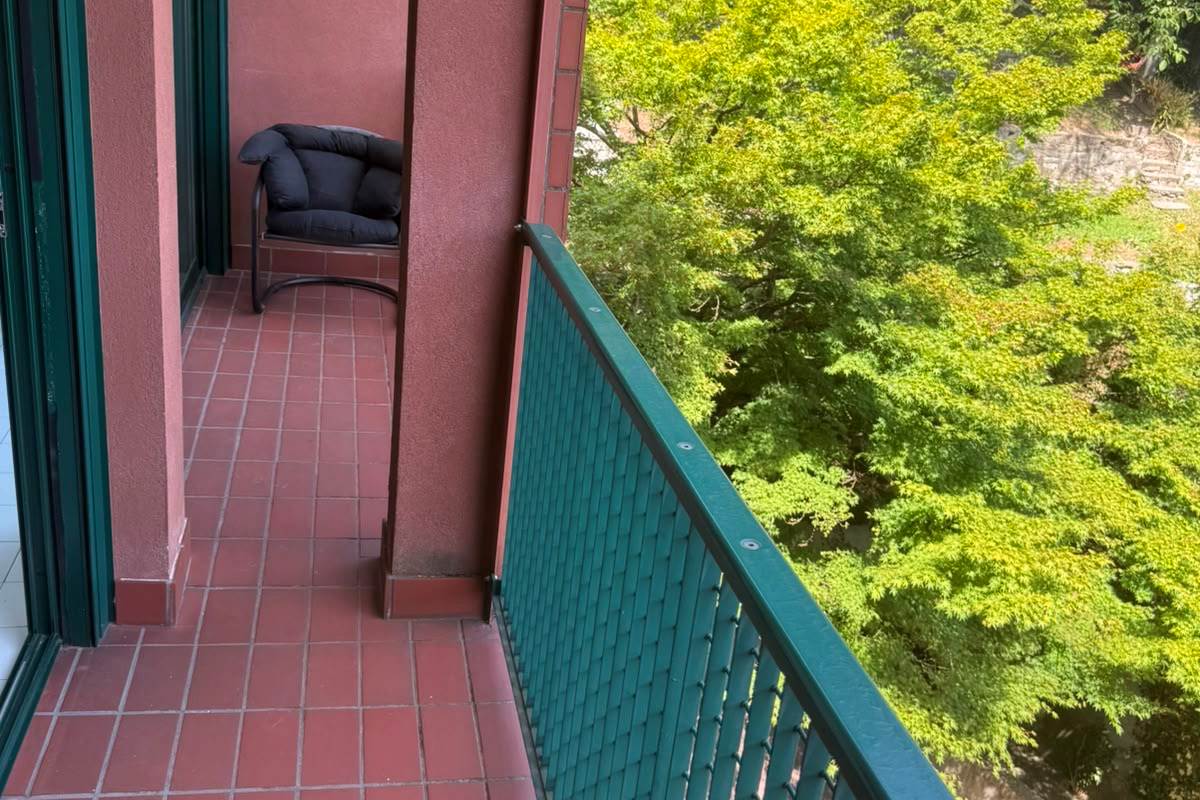 Ampio monolocale con balcone e posto auto - Como
