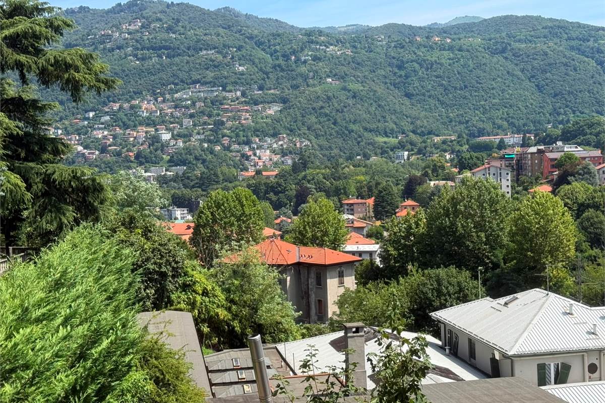 Ampio monolocale con balcone e posto auto - Como