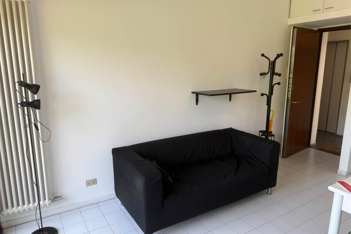 Ampio monolocale con balcone e posto auto - Como