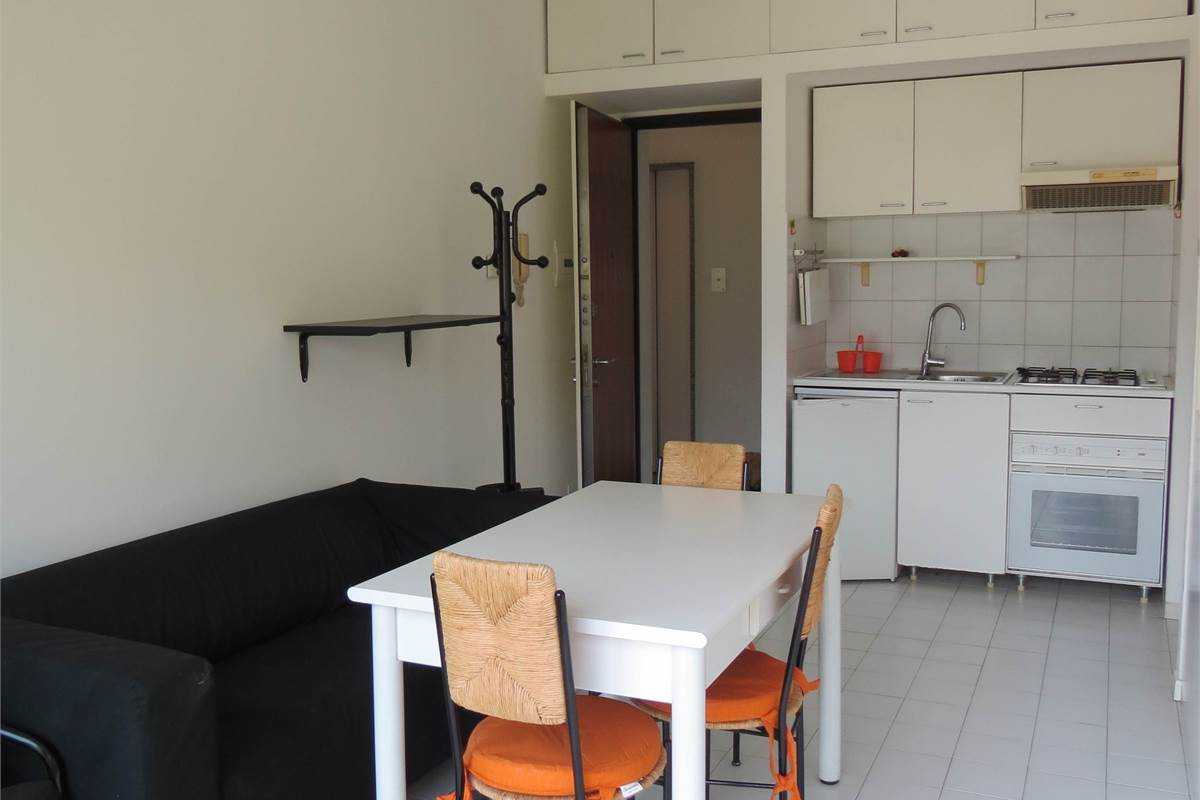 Ampio monolocale con balcone e posto auto - Como
