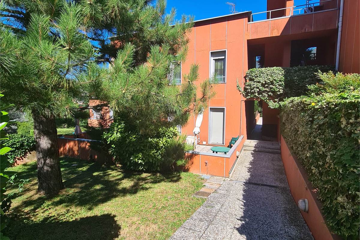 Splendido bilocale arredato con balcone e due posti auto - Como