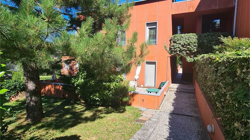 Splendido bilocale arredato con balcone e due posti auto - Como