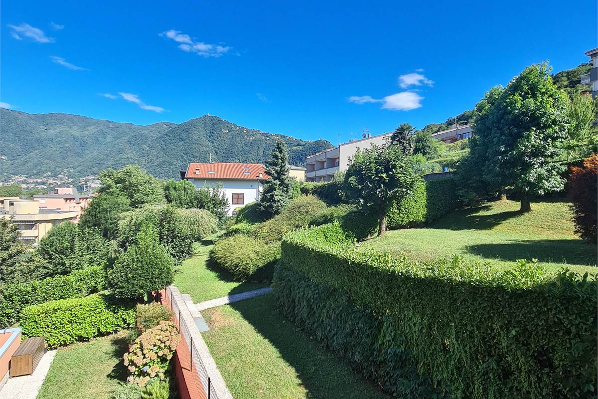 Splendido bilocale arredato con balcone e due posti auto - Como