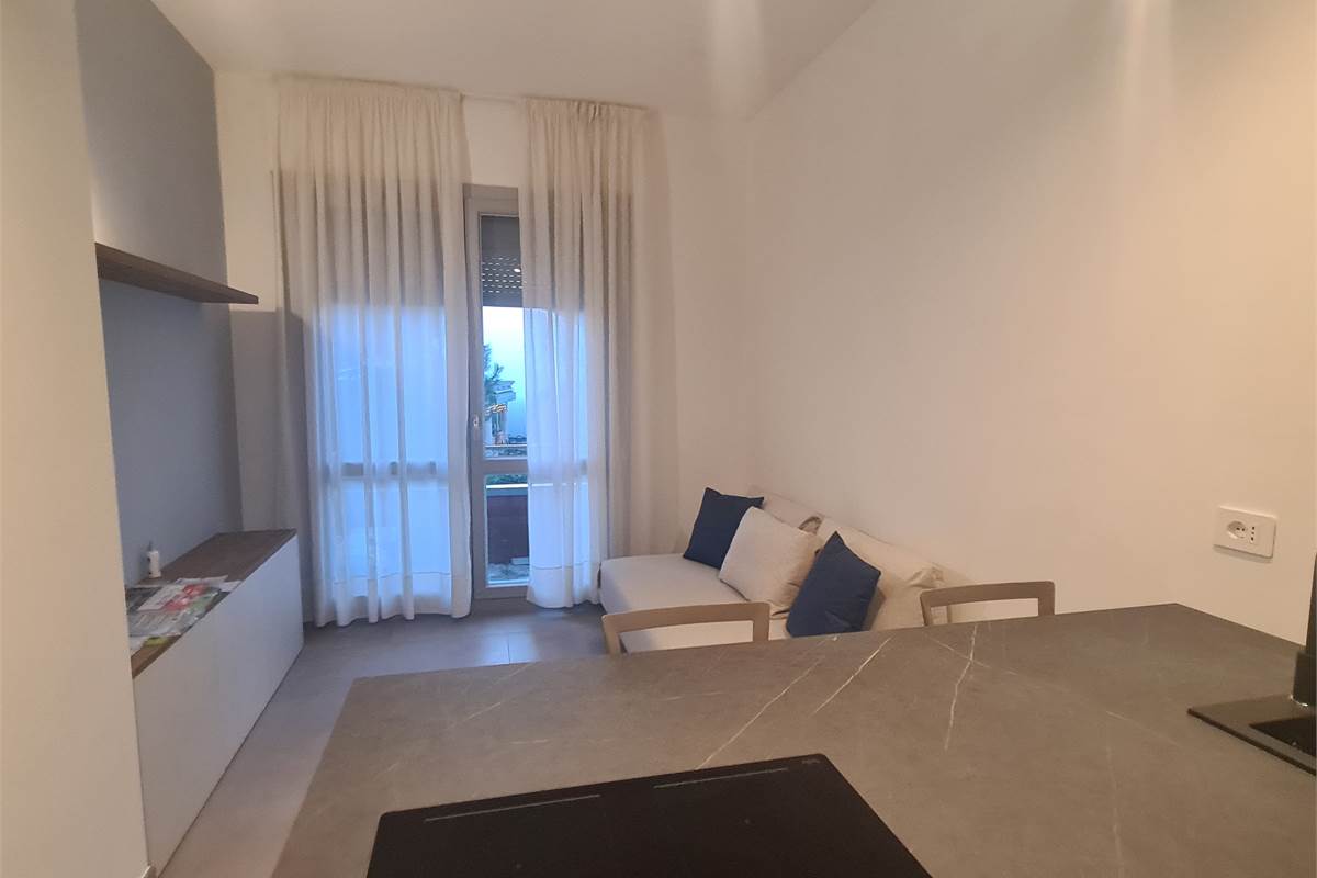Splendido bilocale arredato con balcone e due posti auto - Como
