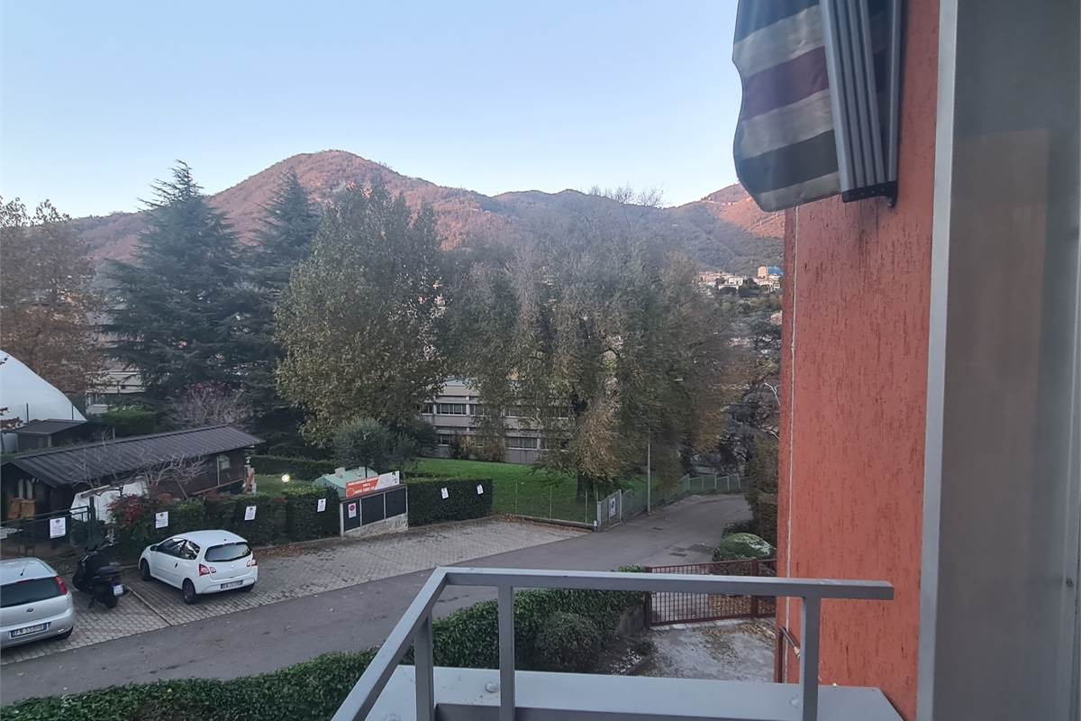 Splendido bilocale arredato con balcone e due posti auto - Como
