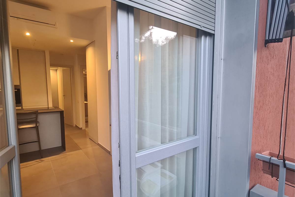 Splendido bilocale arredato con balcone e due posti auto - Como