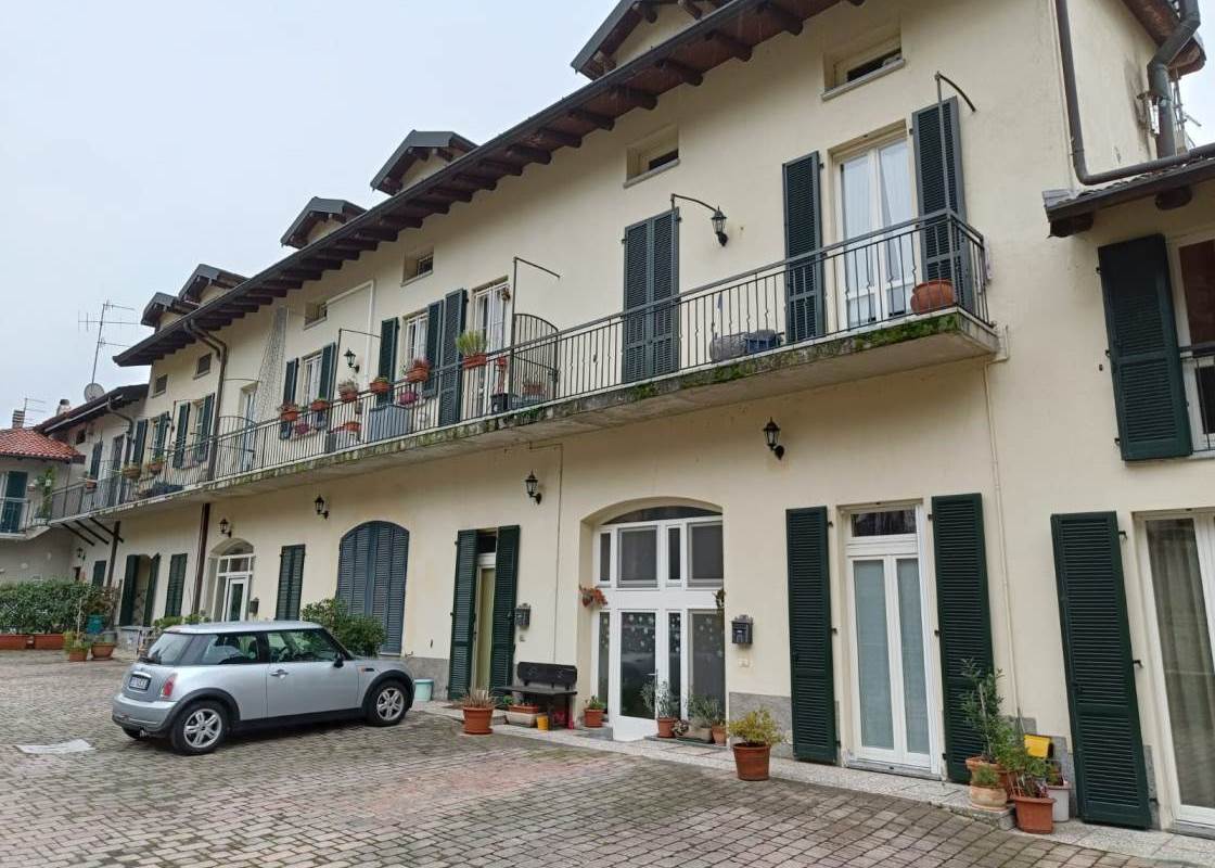 QUADRILOCALE CON DOPPI SERVIZI E BOX