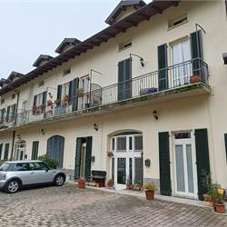 QUADRILOCALE CON DOPPI SERVIZI E BOX