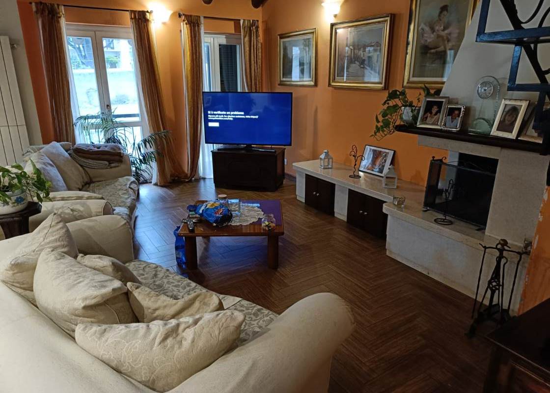 QUADRILOCALE CON DOPPI SERVIZI E BOX