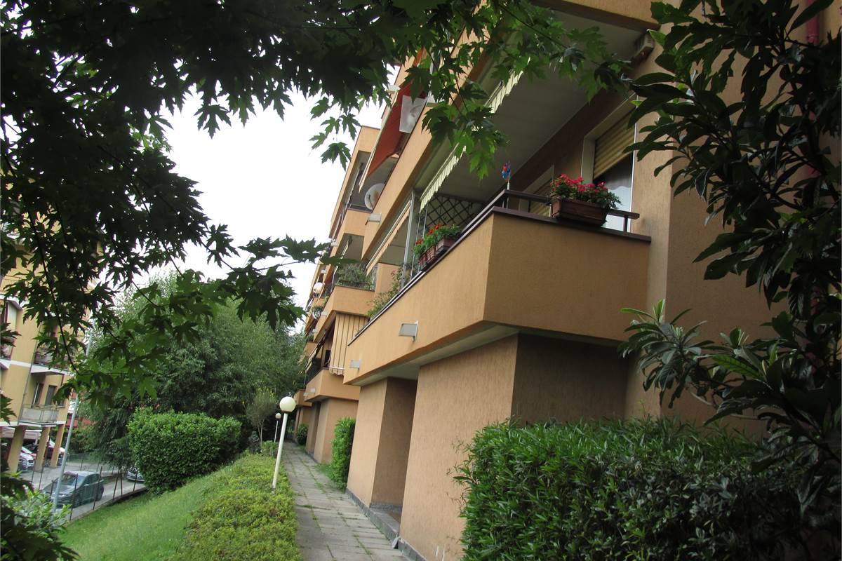QUADRILOCALE CON DOPPI SERVIZI E BOX
