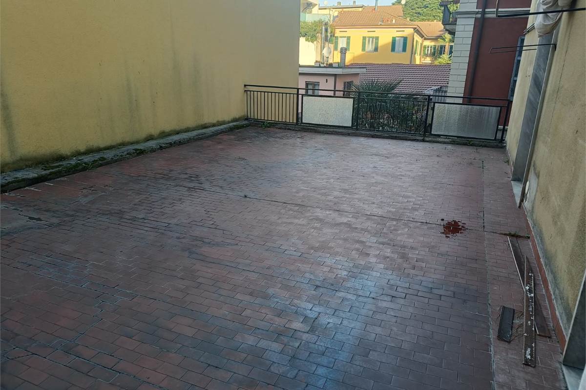 BILOCALE PIU' SERVIZI CON TERRAZZO